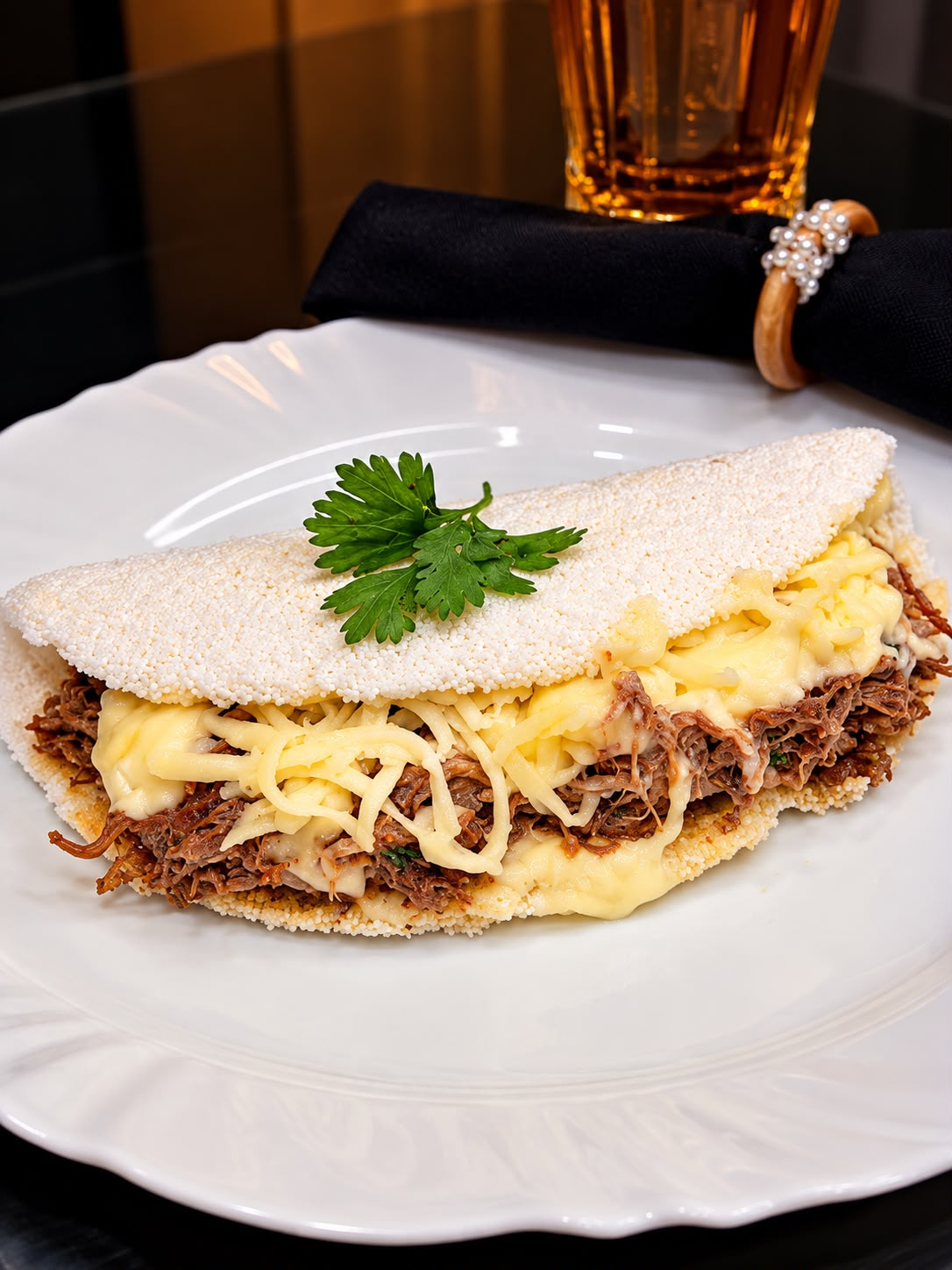 Tapioca salgada com carne e queijo